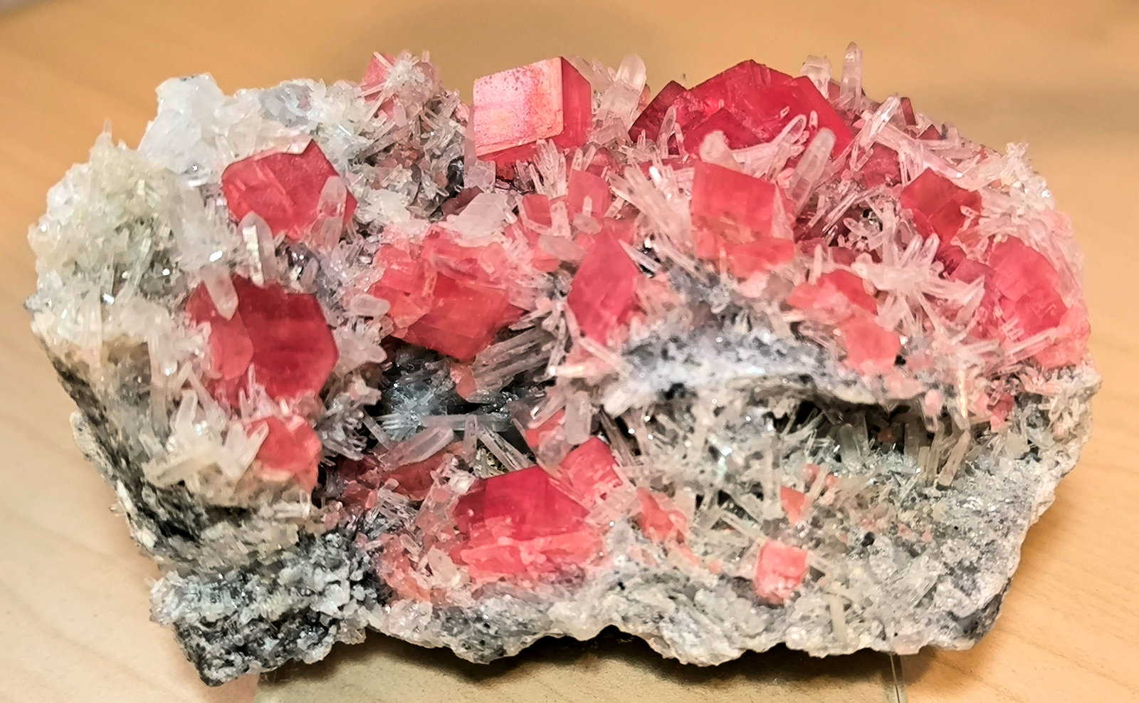Rhodochrosite, Quartz
91mm x 57 mm x 45 mm - Main crystal: 10 mm on edge - Mass: 254
(Autor: Carles Millan)