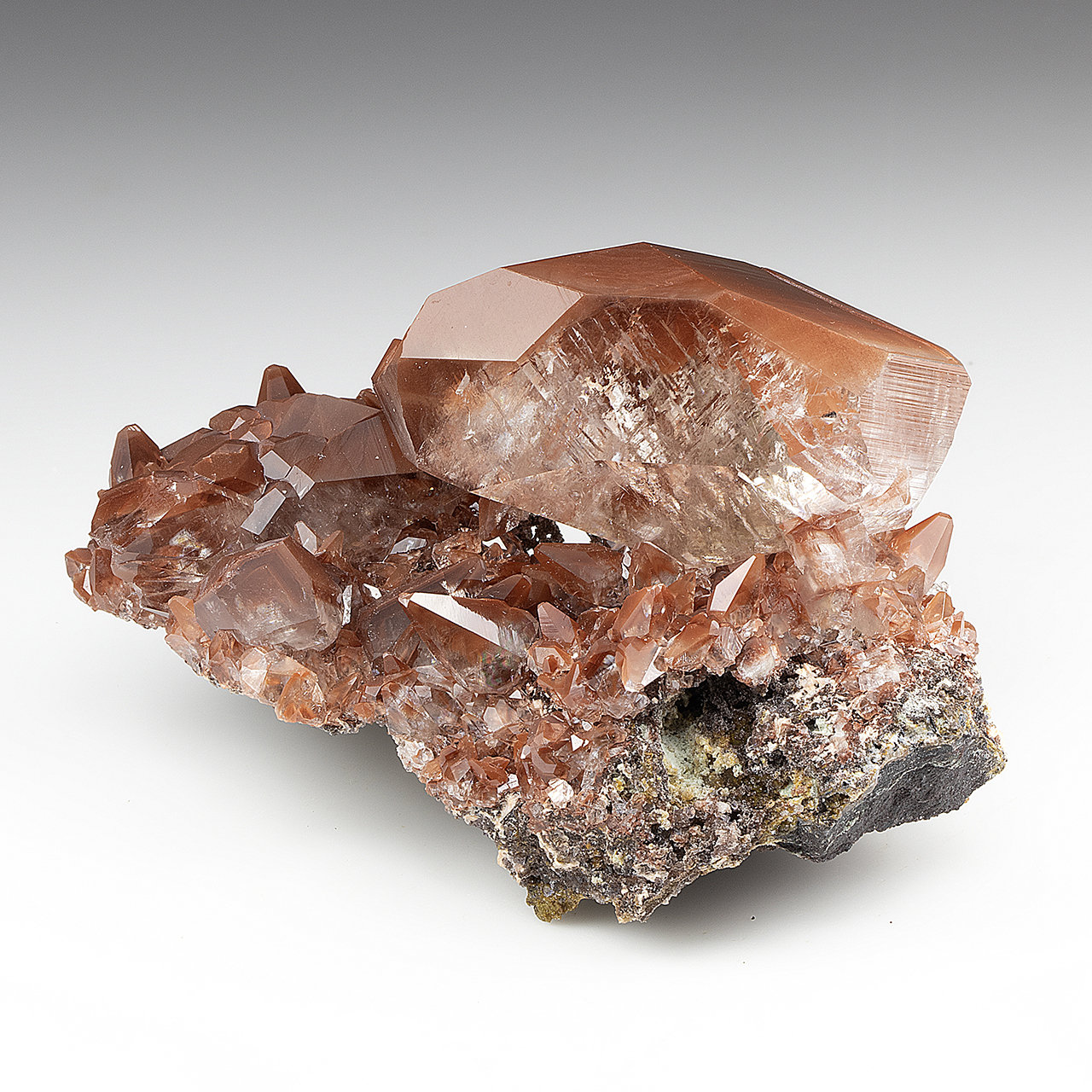 Calcite
81 mm x 51 mm x 49 mm. Main crystal: 49 mm long. Mass (weight): 144 g.
(Autor: Carles Millan)