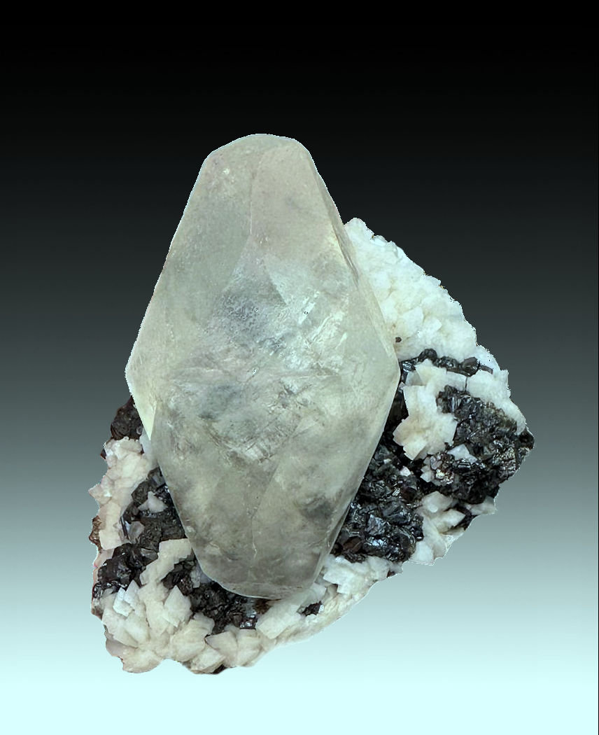 Calcite, Dolomite, Sphalerite
80 mm x 64 mm x 54 mm. Largest crystal size: 60 mm x 36 mm. Mass: 229 g
(Autor: Carles Millan)