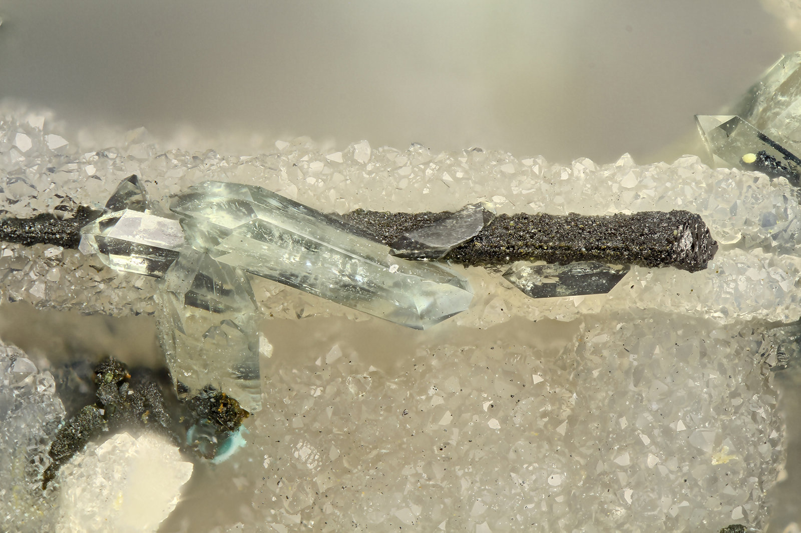 Scorodite
FOV = 2.0 mm
(Autor: Doug)