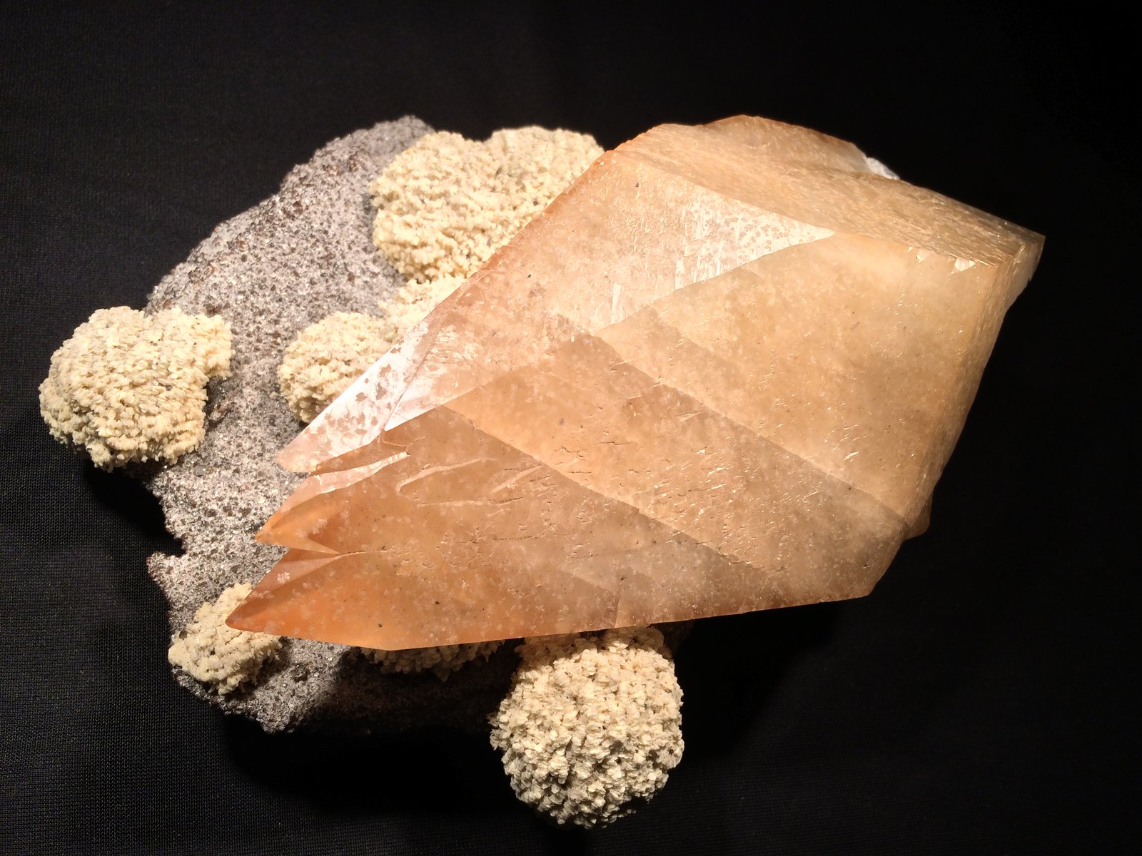 Calcite, Barite, Sphalerite
188 mm x 165 mm x 80 mm
(Autor: Robert Seitz)