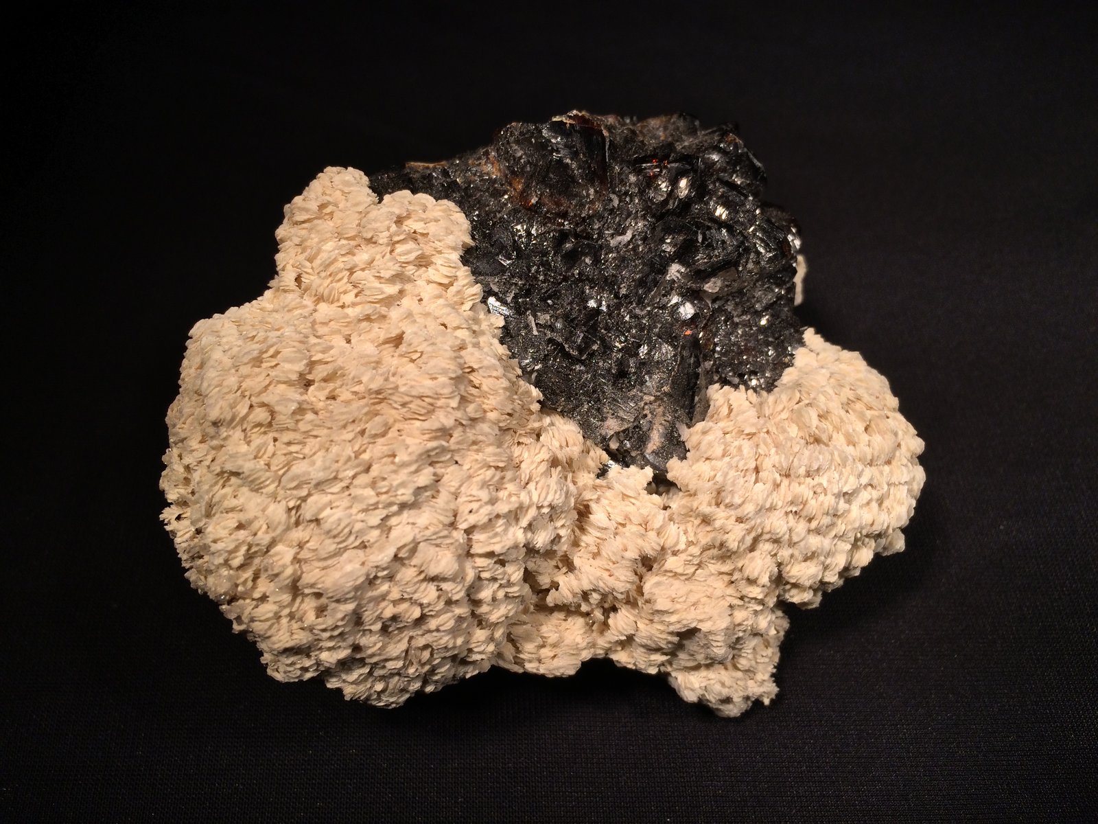Barite, Sphalerite
115 mm x 90 mm x 73 mm
(Autor: Robert Seitz)