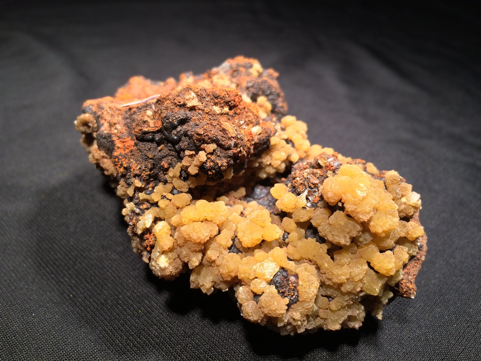Mimetite
90 mm x 60 mm x 55 mm
(Autor: Robert Seitz)