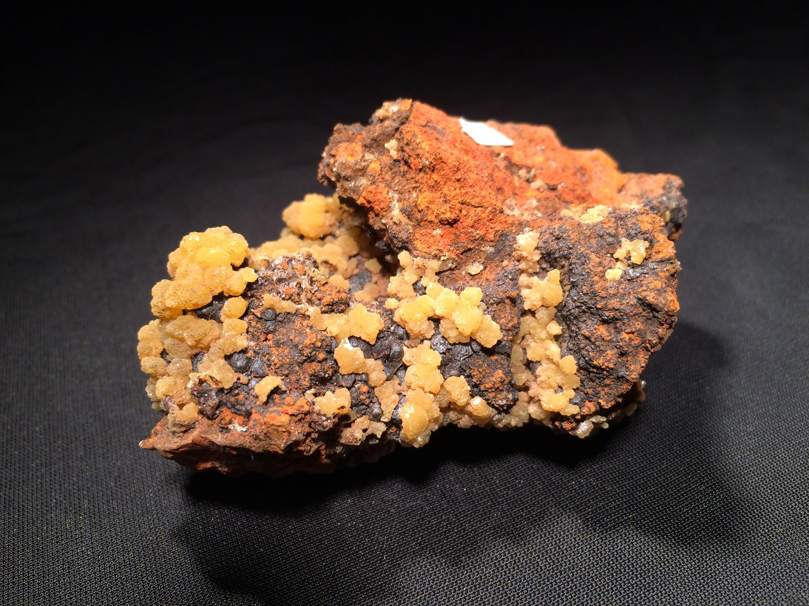 Mimetite
90 mm x 60 mm x 55 mm
(Autor: Robert Seitz)
