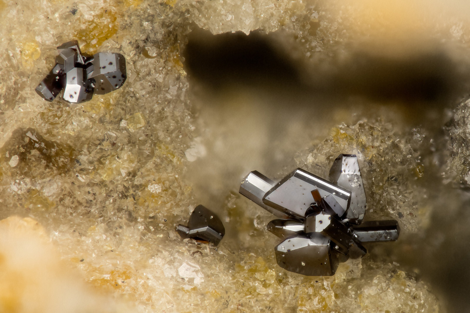 Pseudobrookite
FOV = 1.3 mm
(Autor: Doug)
