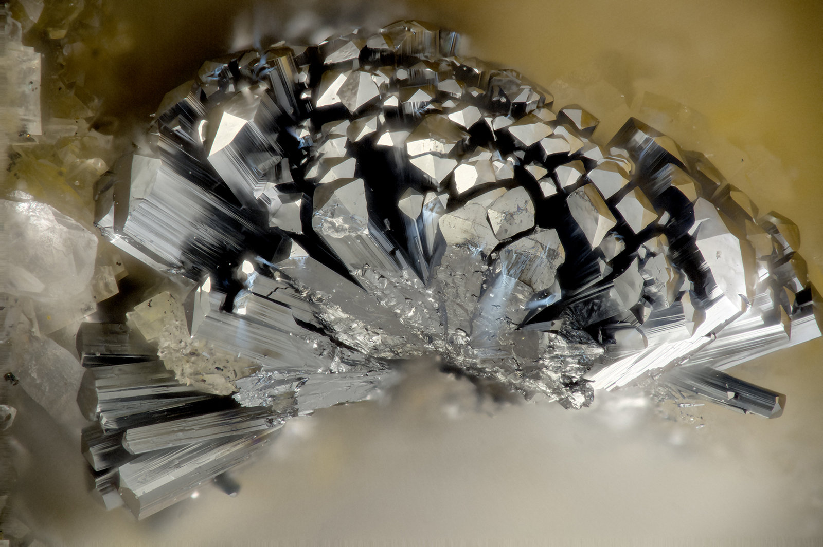 Stibnite
FOV = 1.9 mm
(Autor: Doug)