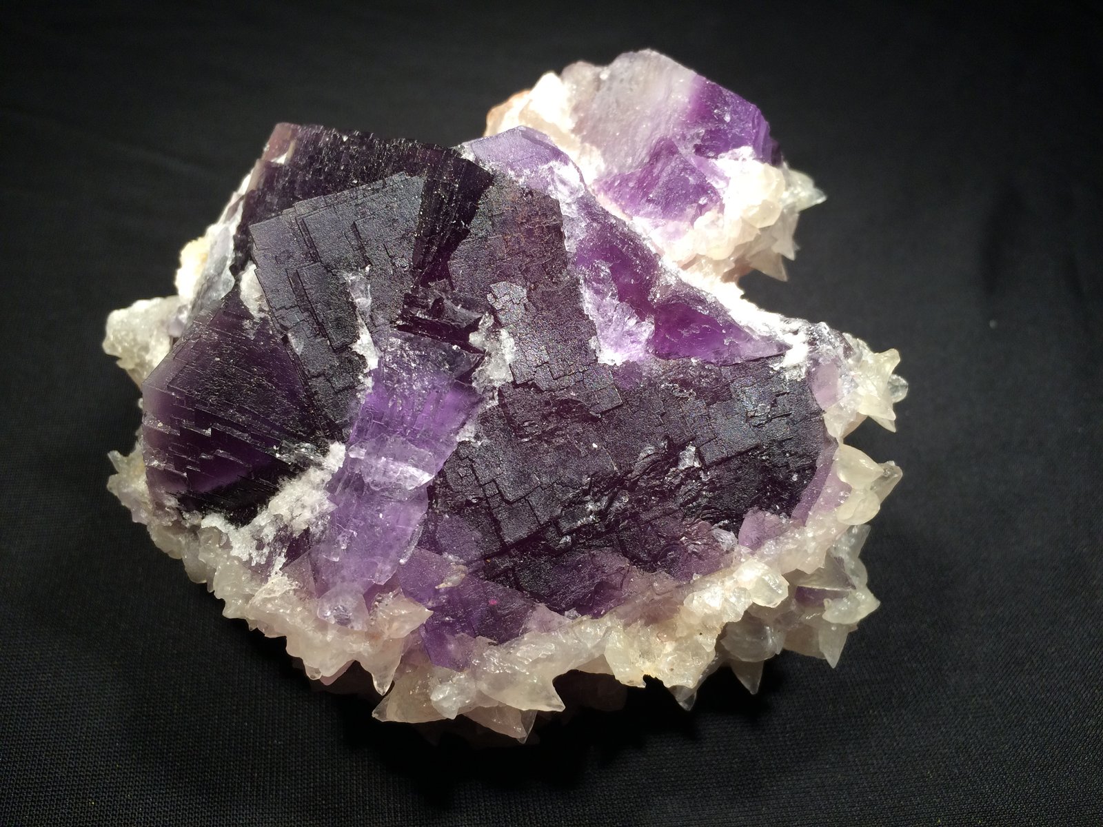 Fluorite, Calcite
110 mm x 100 mm 85 mm
(Autor: Robert Seitz)