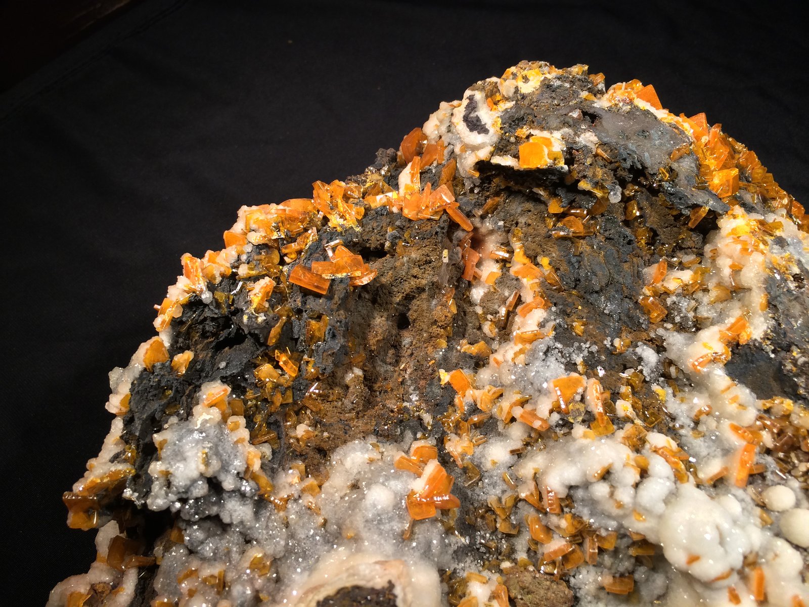 Wulfenite, Calcite
265 mm x 190 mm x 105 mm
(Autor: Robert Seitz)