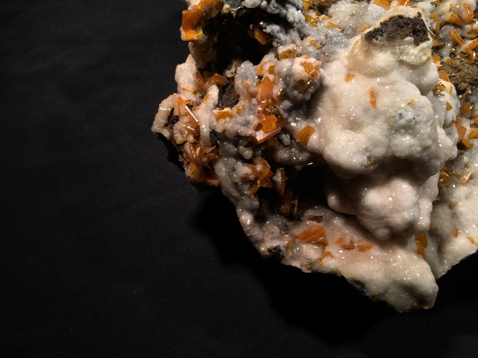 Wulfenite, Calcite
265 mm x 190 mm x 105 mm
(Autor: Robert Seitz)