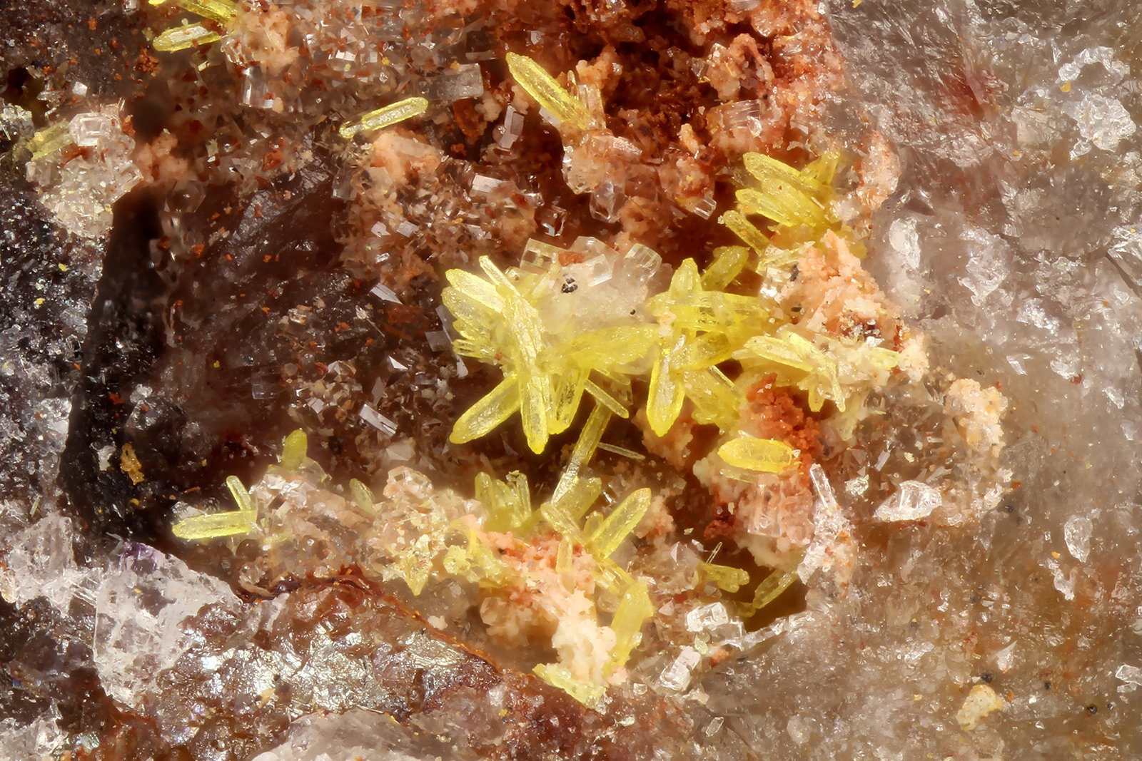 Pyromorphite
FOV = 2.1 mm
(Autor: Doug)