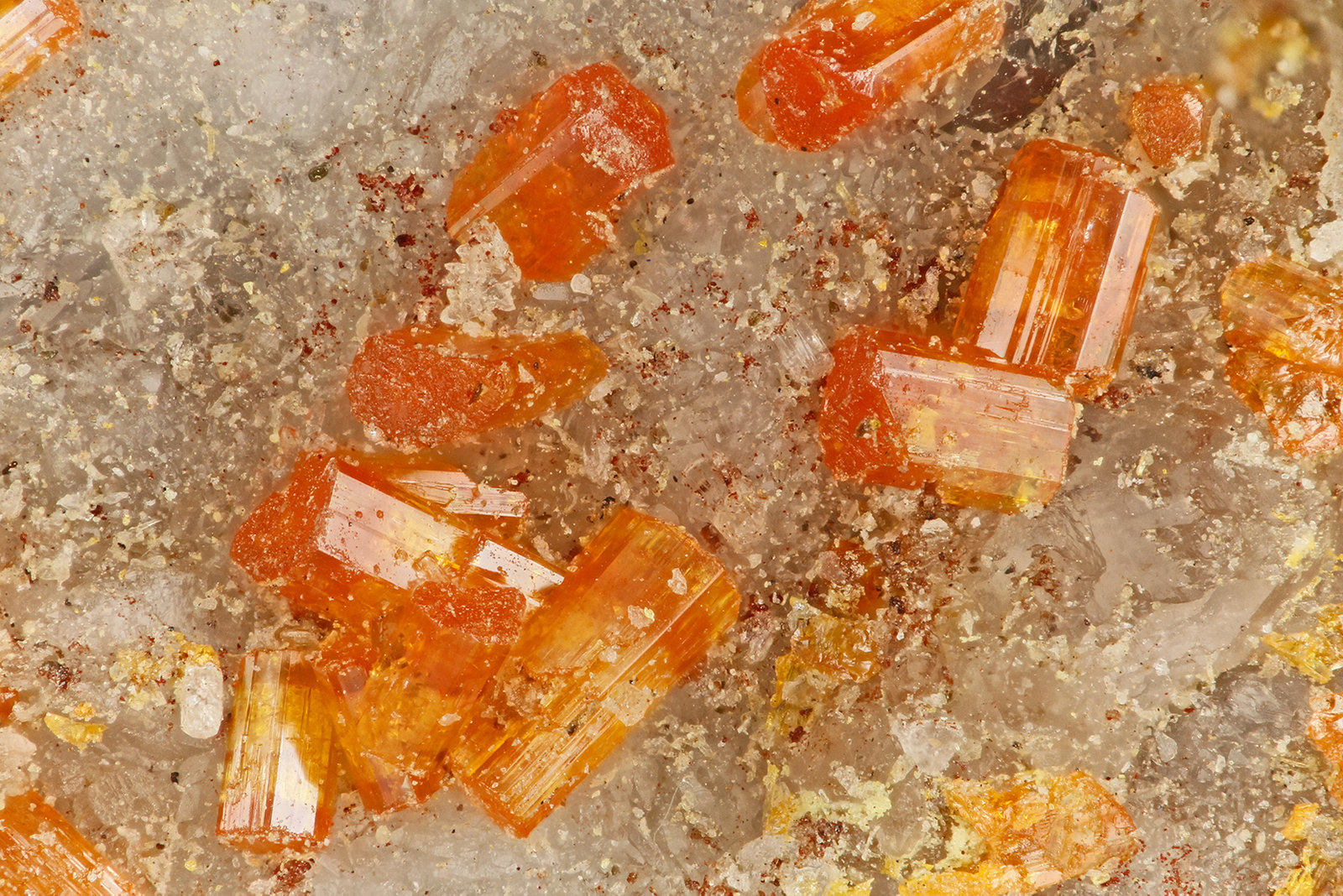 Vanadinite
FOV = 1.7 mm
(Autor: Doug)