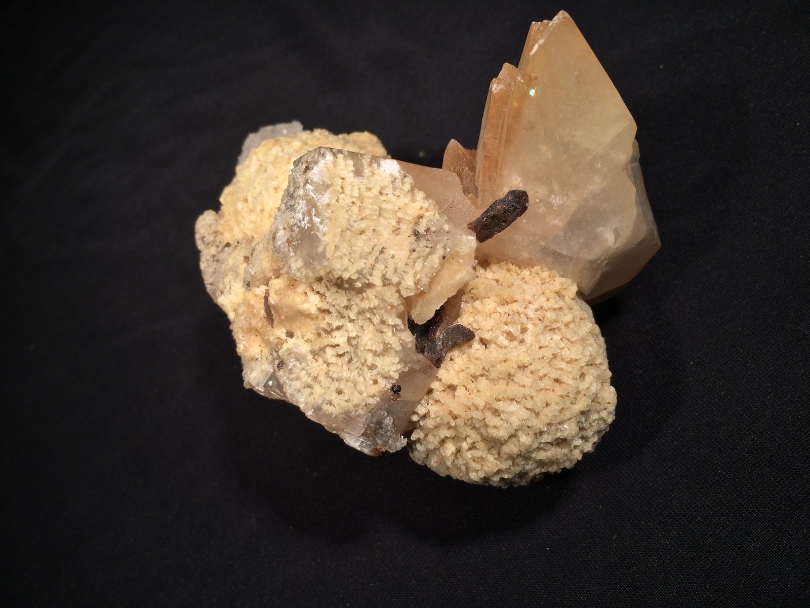 Barite, Calcite, Sphalerite
120 mm x 98 mm x 80 mm
(Autor: Robert Seitz)