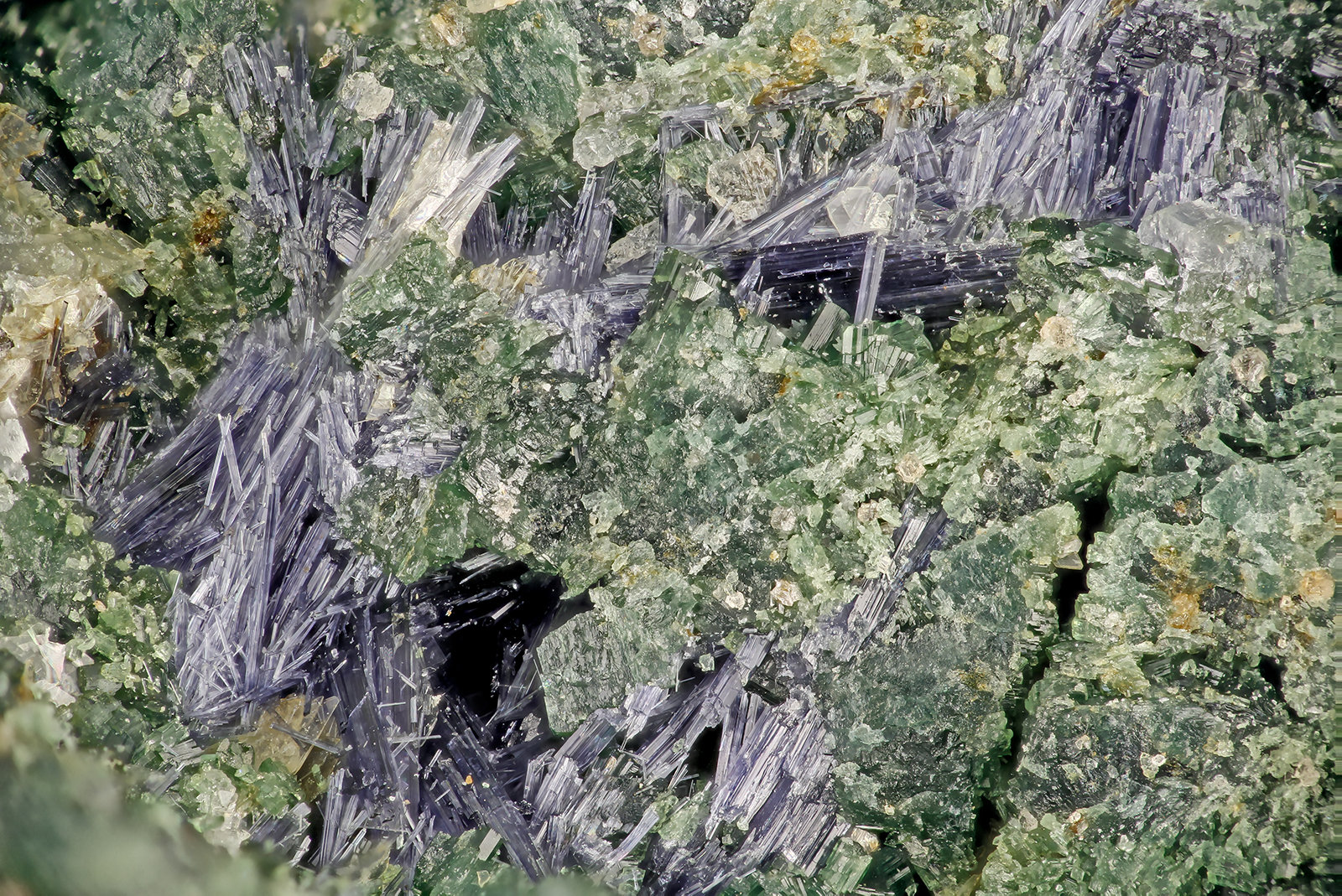 Glaucophane
FOV = 3.8 mm
(Autor: Doug)