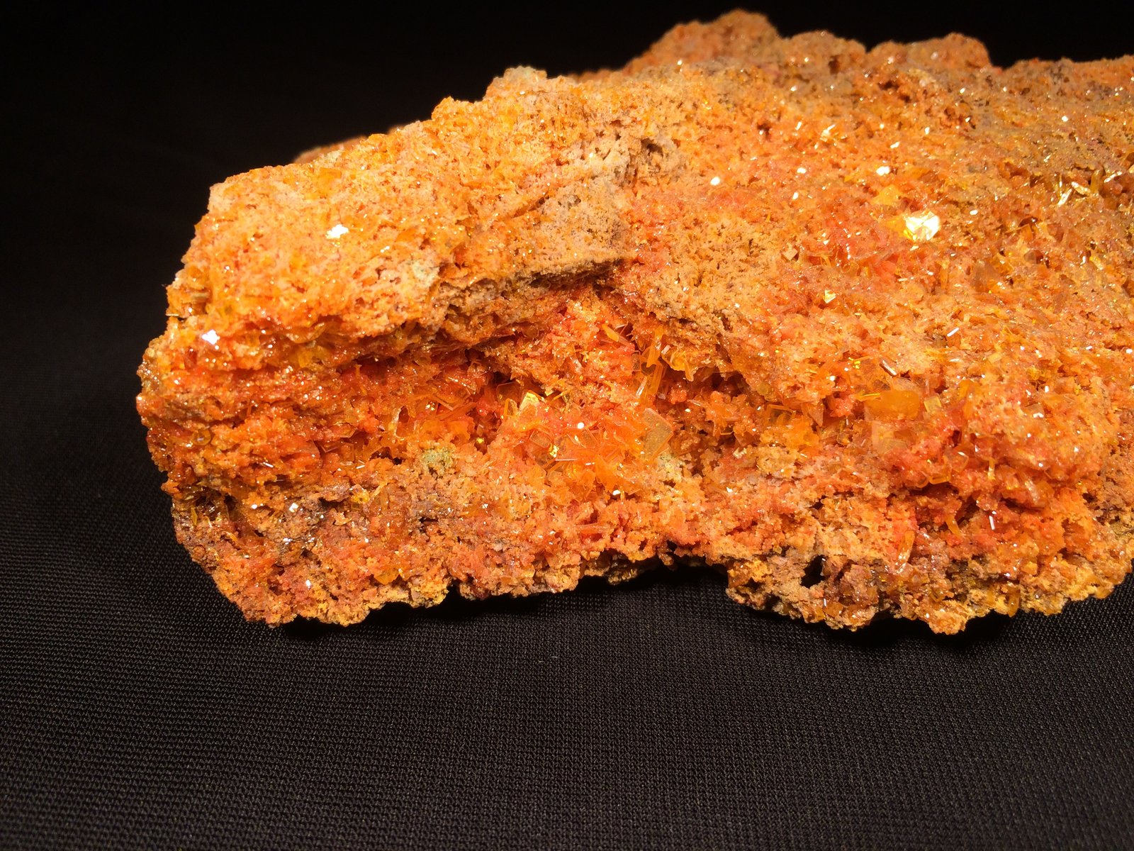 Wulfenite, Mimetite
163 mm x 95 mm x 40 mm
(Autor: Robert Seitz)