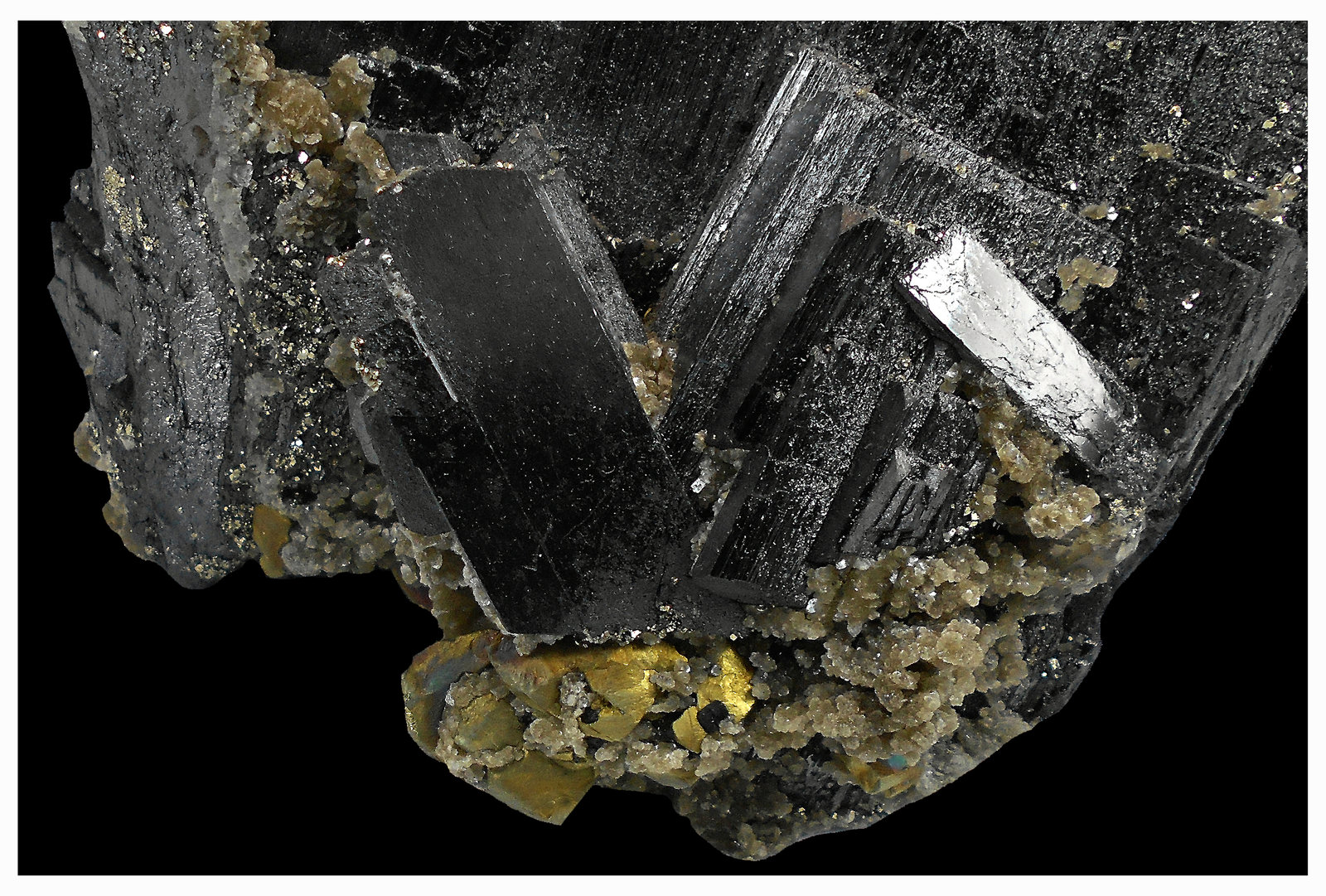 Ferberite, Chalcopyrite, Pyrite, Muscovite
14 cm x 10 cm x 10 cm
(Autor: silvia)
