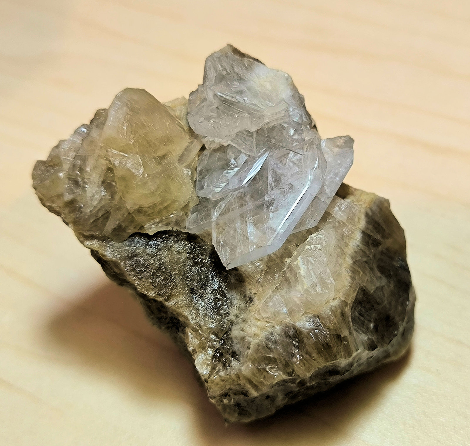 Celestine, Calcite
62 mm x 39 mm x 32 mm. Largest crystal size: 23 mm.
(Autor: Carles Millan)