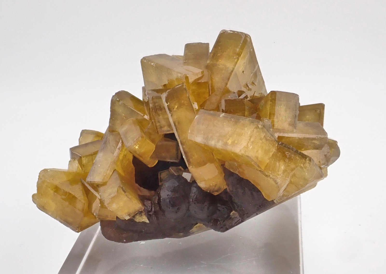 Barite, Fluorite
75 mm x 55 mm, main crystal: 28 mm on edge, mass: 268 g
(Autor: Carles Millan)