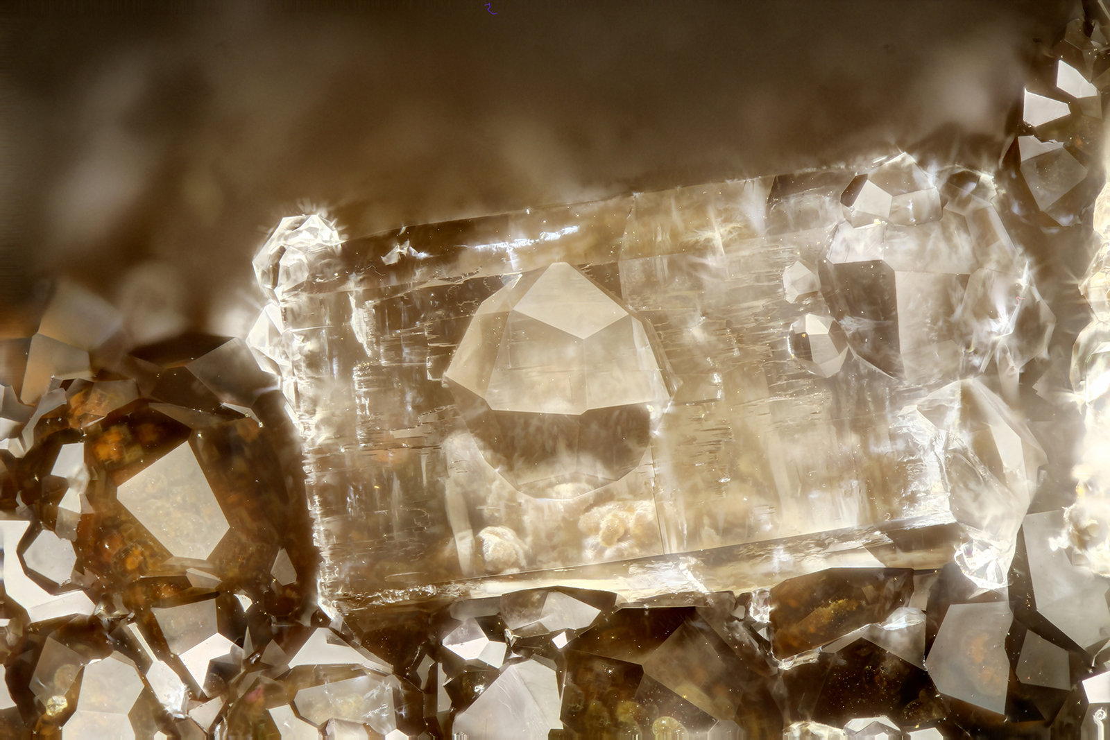 Heulandite, Analcime
FOV = 2.0 mm
(Autor: Doug)