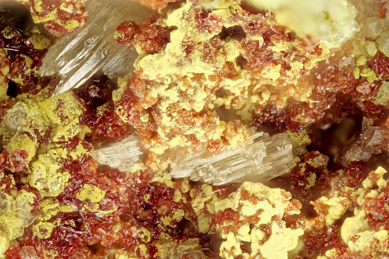 Mimetite, Carminite
FOV = 2.0 mm
(Autor: Doug)