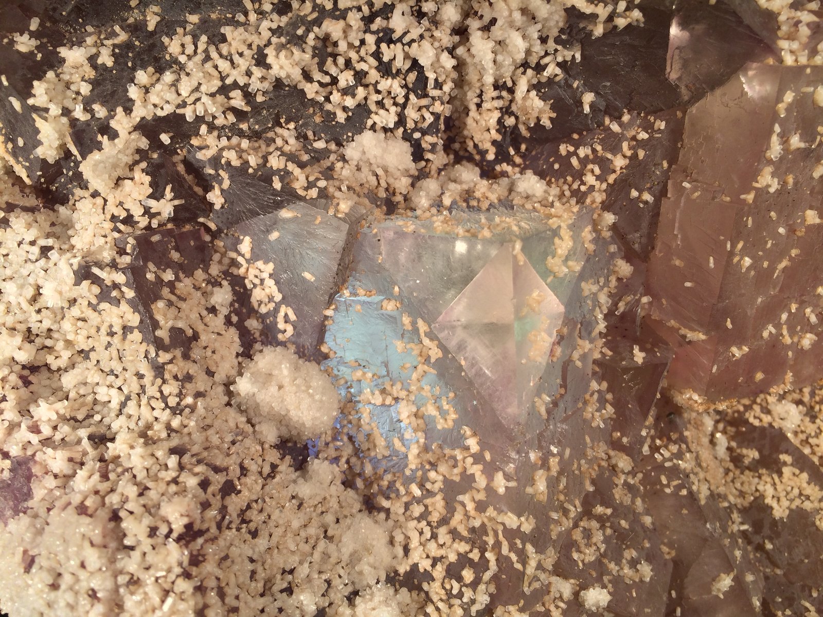 Fluorite, Calcite
265 mm x 215 mm x 60 mm
(Autor: Robert Seitz)
