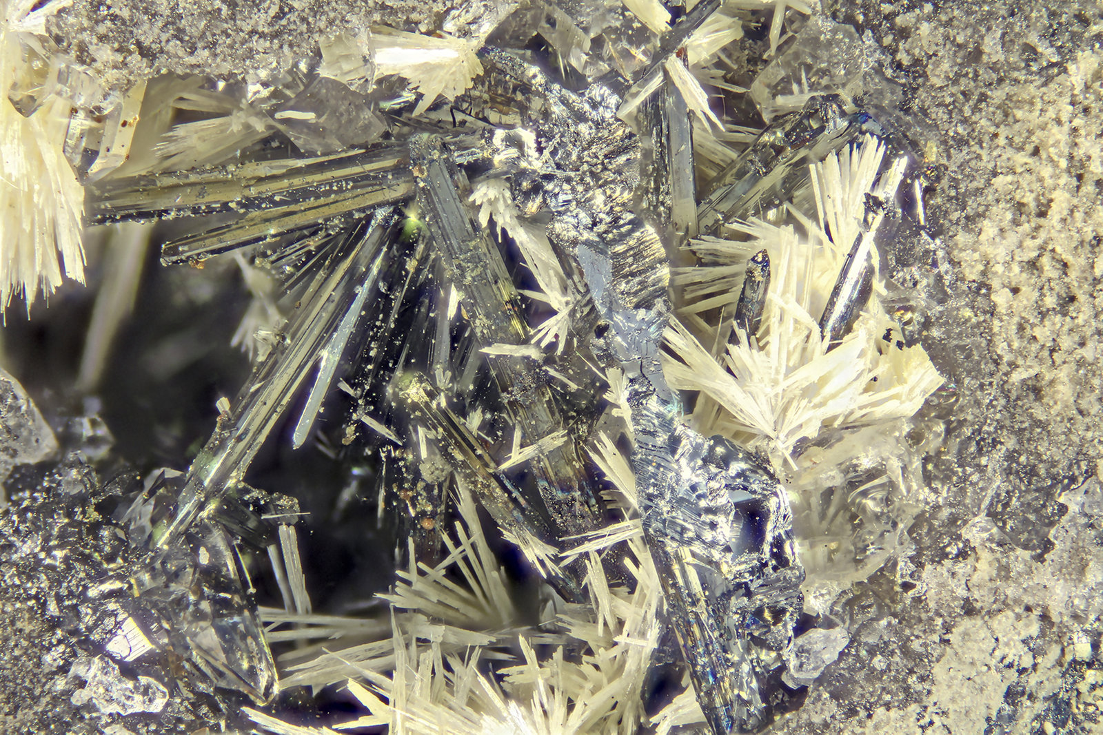 Stibnite
FOV = 4.0 mm
(Autor: Doug)