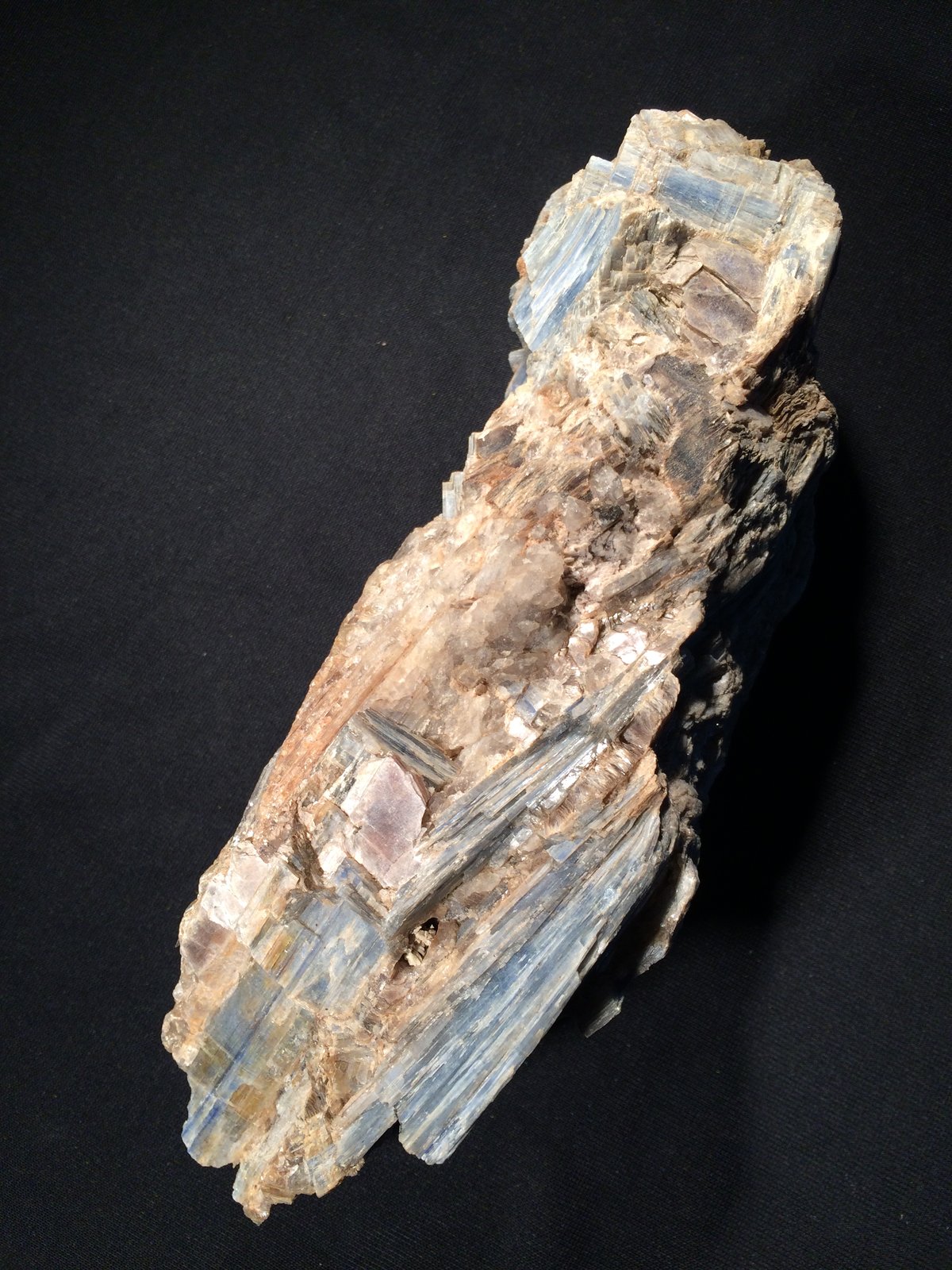 Kyanite, Quartz, Muscovite
190 mm x 80 mm x 75 mm
(Autor: Robert Seitz)
