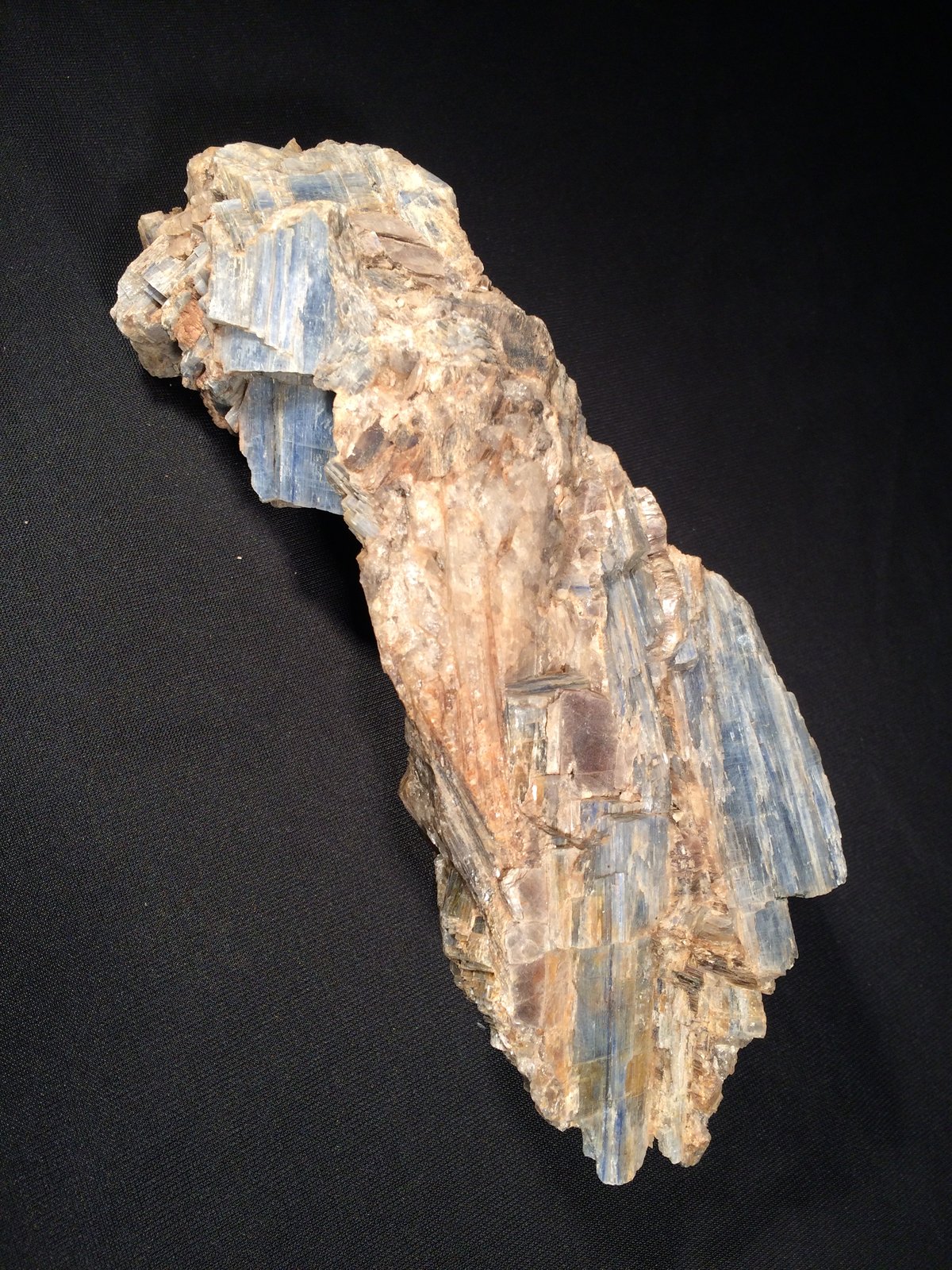 Kyanite, Quartz, Muscovite
190 mm x 80 mm x 75 mm
(Autor: Robert Seitz)