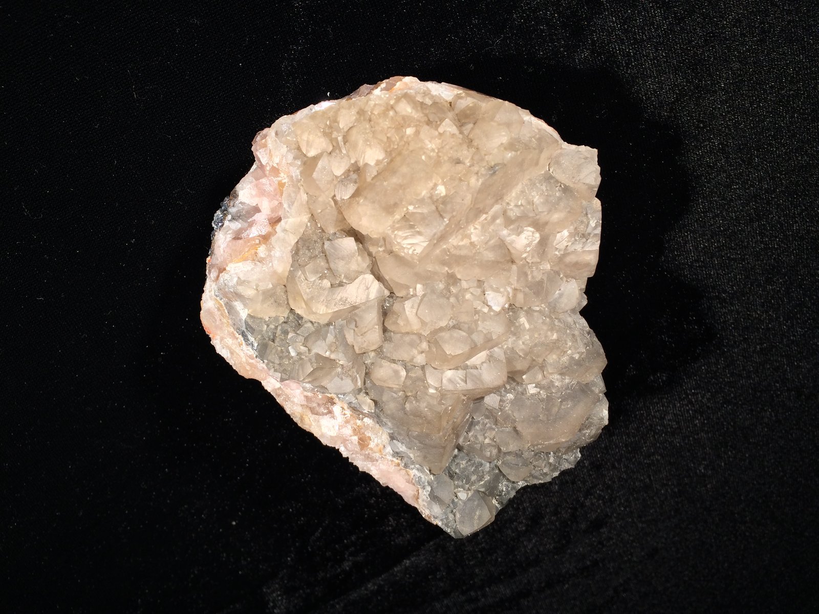 Smithsonite
110 mm X 90 mm X 53 mm
(Autor: Robert Seitz)