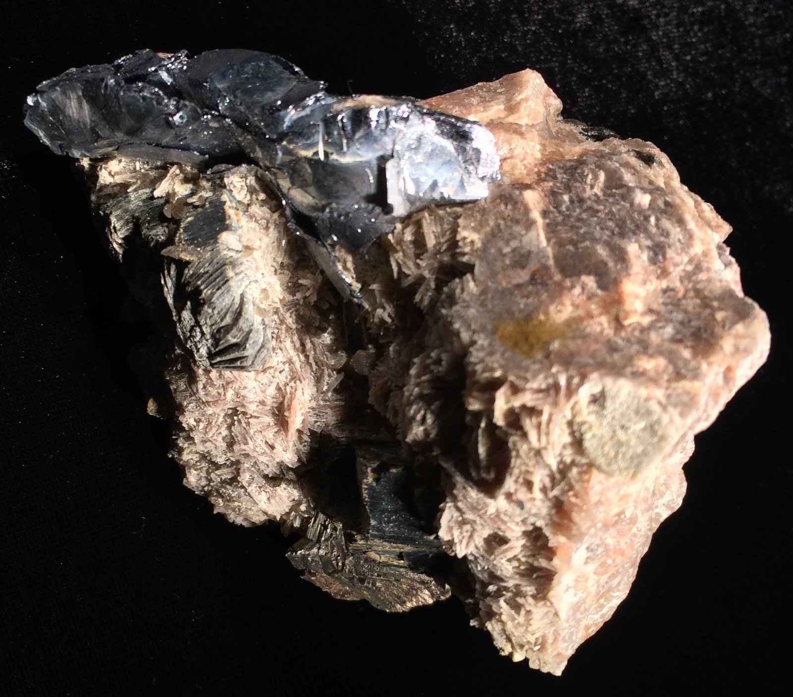 Molybdenite, Biotite, Feldspar
100 mm X 85 mm X 85 mm
(Autor: Robert Seitz)