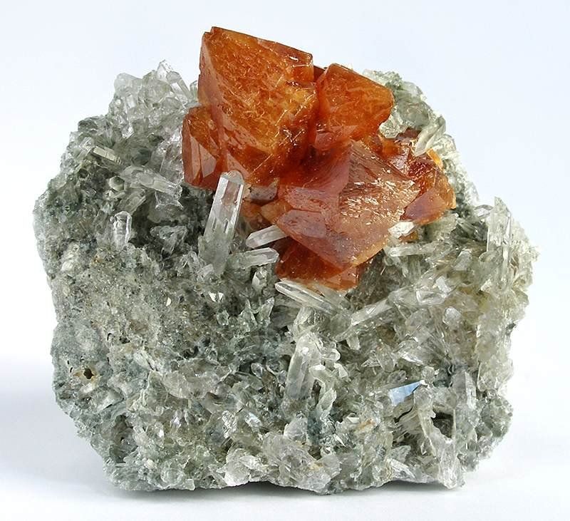 Scheelite, quartz
60 mm x 50 mm x 27 mm. Scheelite crystal aggregate: 35 mm
(Autor: Carles Millan)