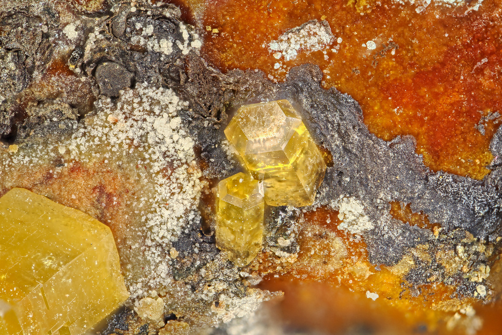 Vanadinite
FOV = 2.0 mm
(Autor: Doug)