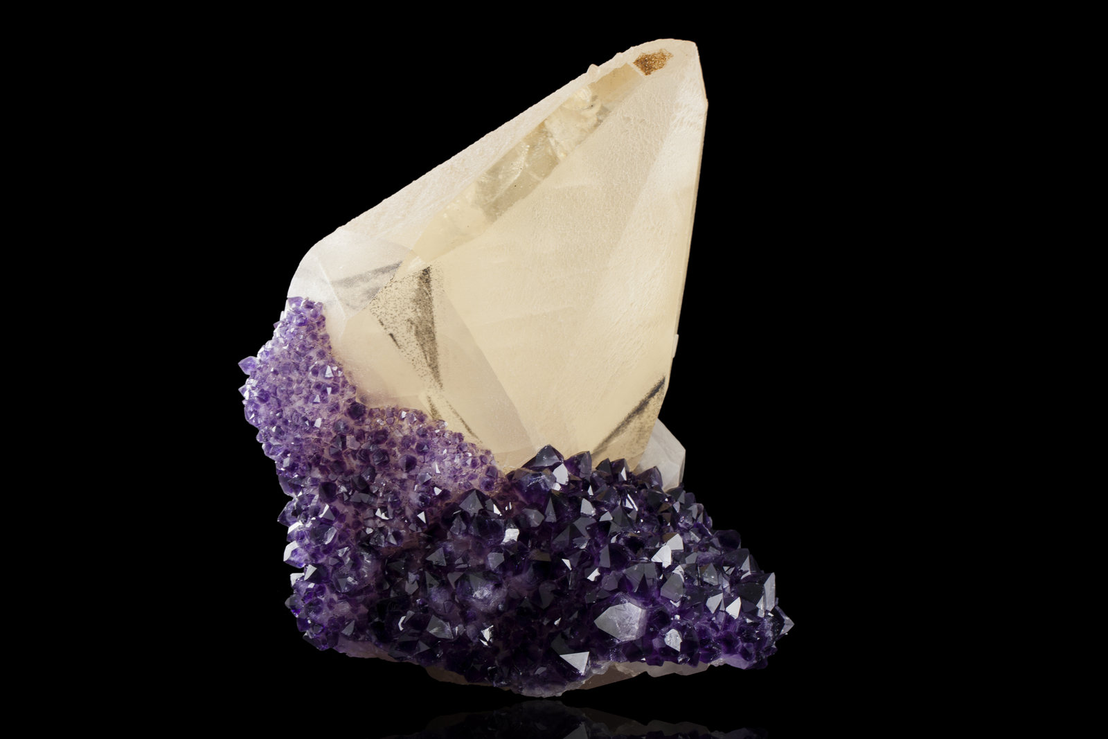 Calcite on Quartz (variety quartz amethyst)
30,0 	x	20,0	x	30,0	cm
(Autor: MIM Museum)