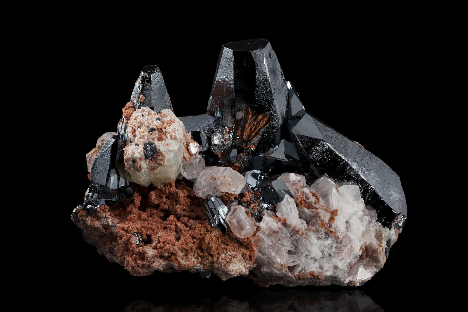 Hematite with Calcite
11,0	x	7,5	x	7,5	cm
(Autor: MIM Museum)