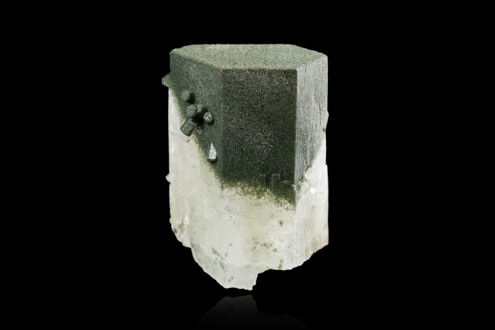 Milarite
4,0	x	4,0	x	5,0	cm
(Autor: MIM Museum)