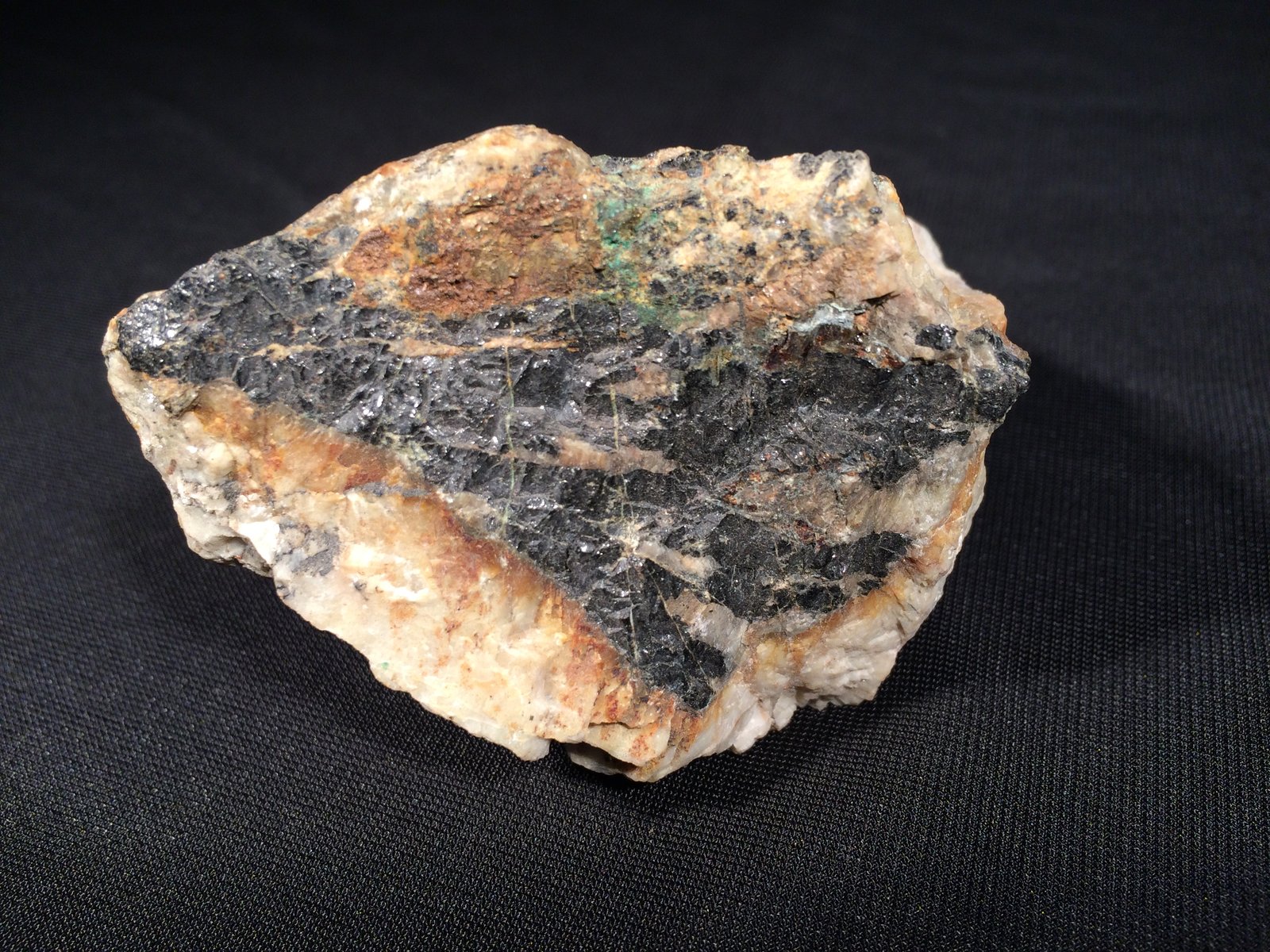 Columbite, Uraninite, Feldspar
77 mm x 70 mm x 55 mm
(Autor: Robert Seitz)