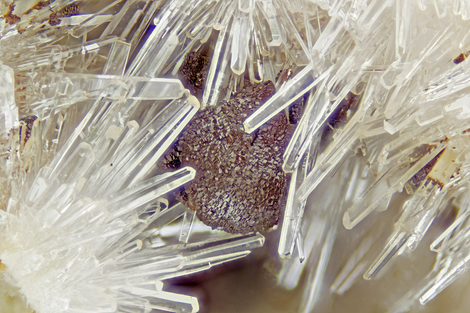 Kutnohorite, Aragonite
FOV = 4.0 mm
(Autor: Doug)