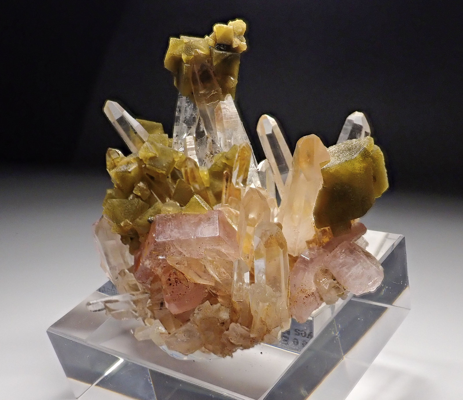 Fluorapatite, Siderite, Quartz
74 mm x 52 mm. Mass: 87 g.
(Autor: Carles Millan)