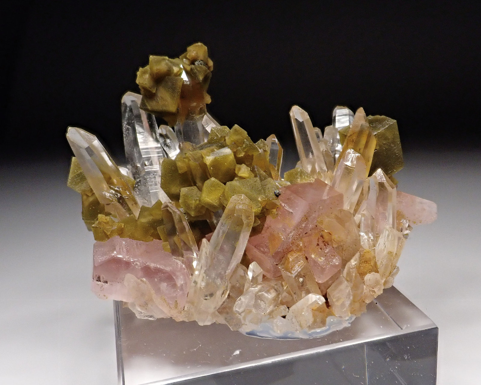 Fluorapatite, Siderite, Quartz
74 mm x 52 mm. Mass: 87 g.
(Autor: Carles Millan)