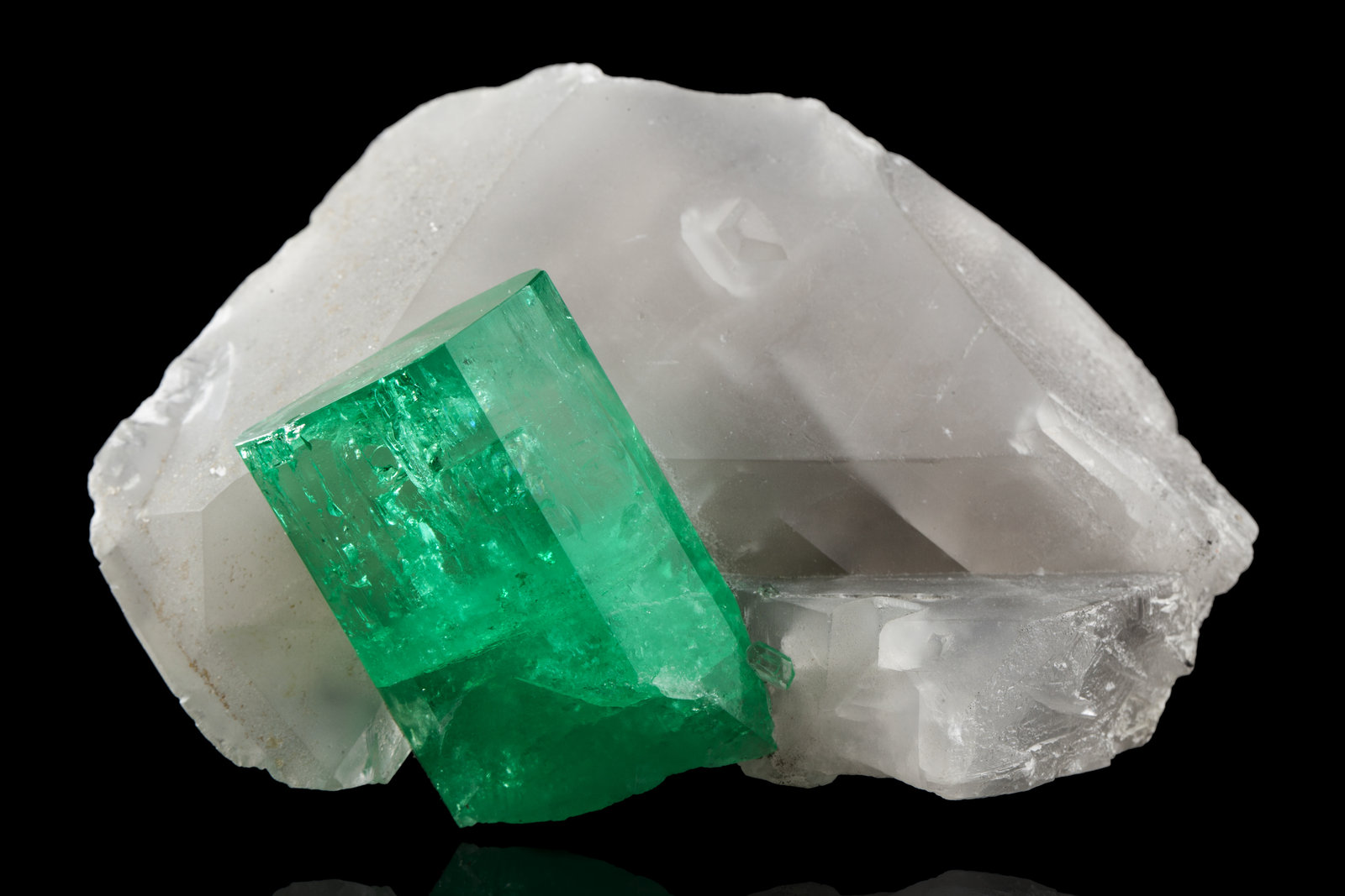 Beryl (variety emerald) on Calcite
9,5	x	6,0	x	6,0	cm
(Autor: MIM Museum)