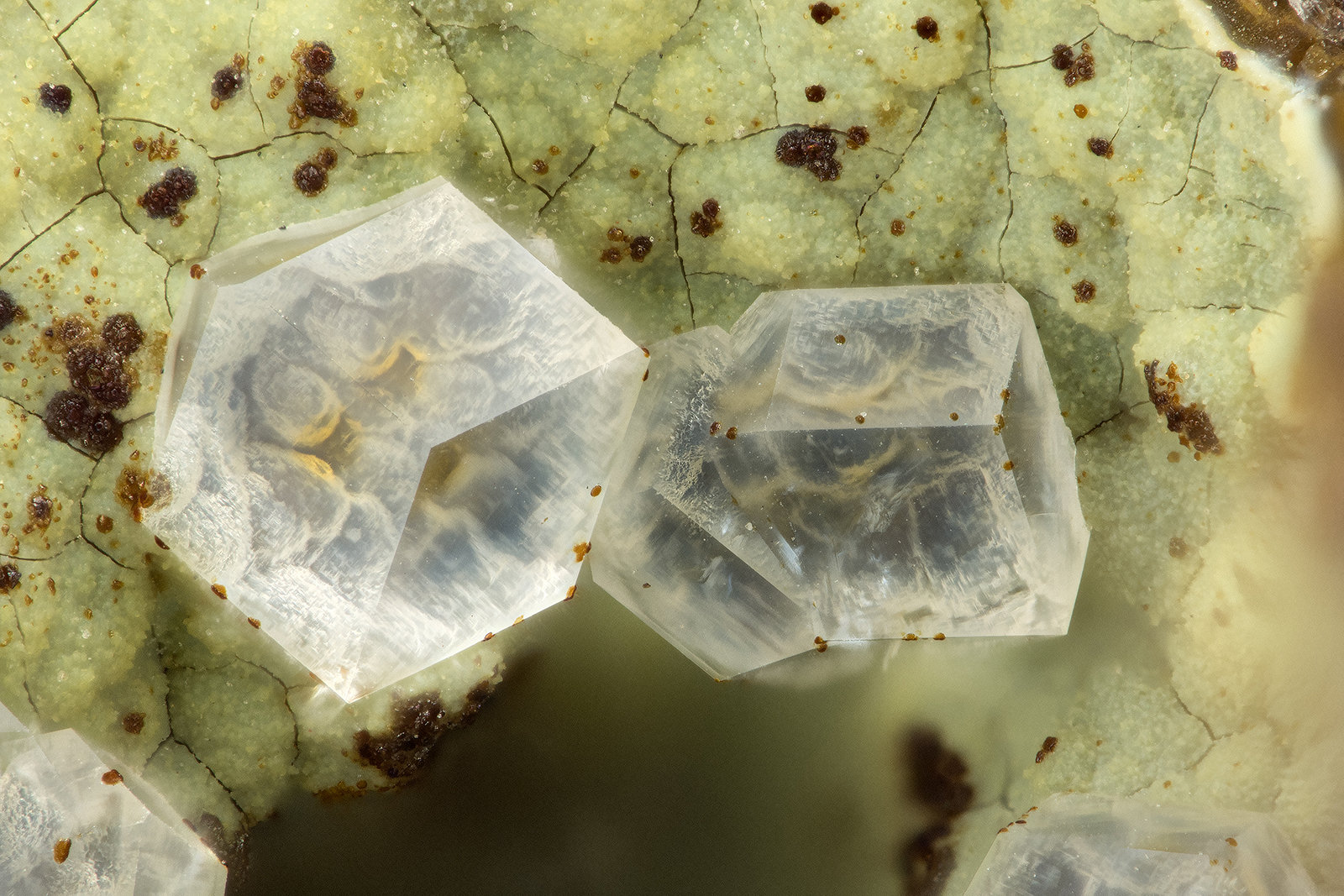 Paulingite-Ca
FOV = 1.3 mm
(Autor: Doug)