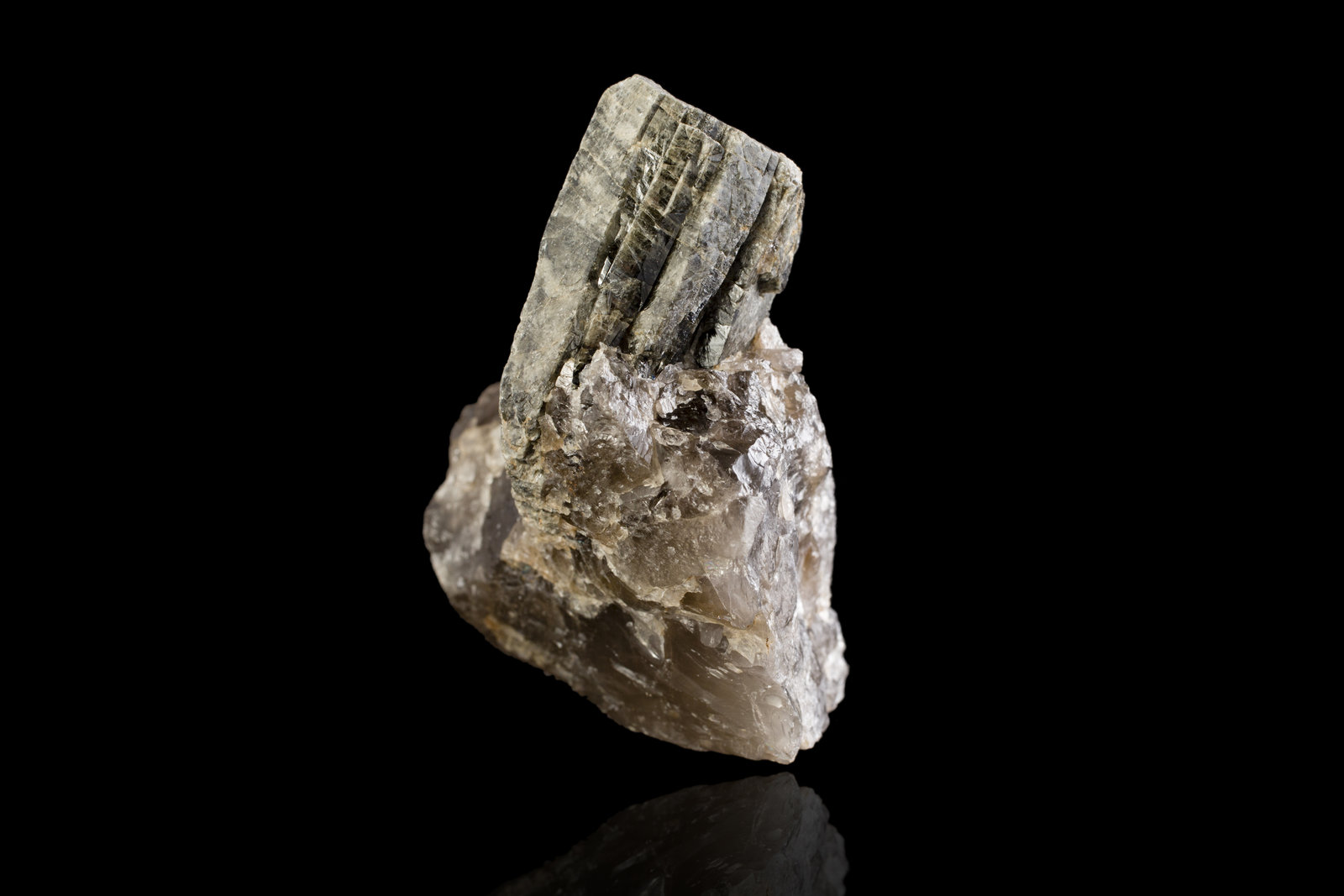 Thortveitite
7,0	x	4,0	x	8,0	cm
(Autor: MIM Museum)