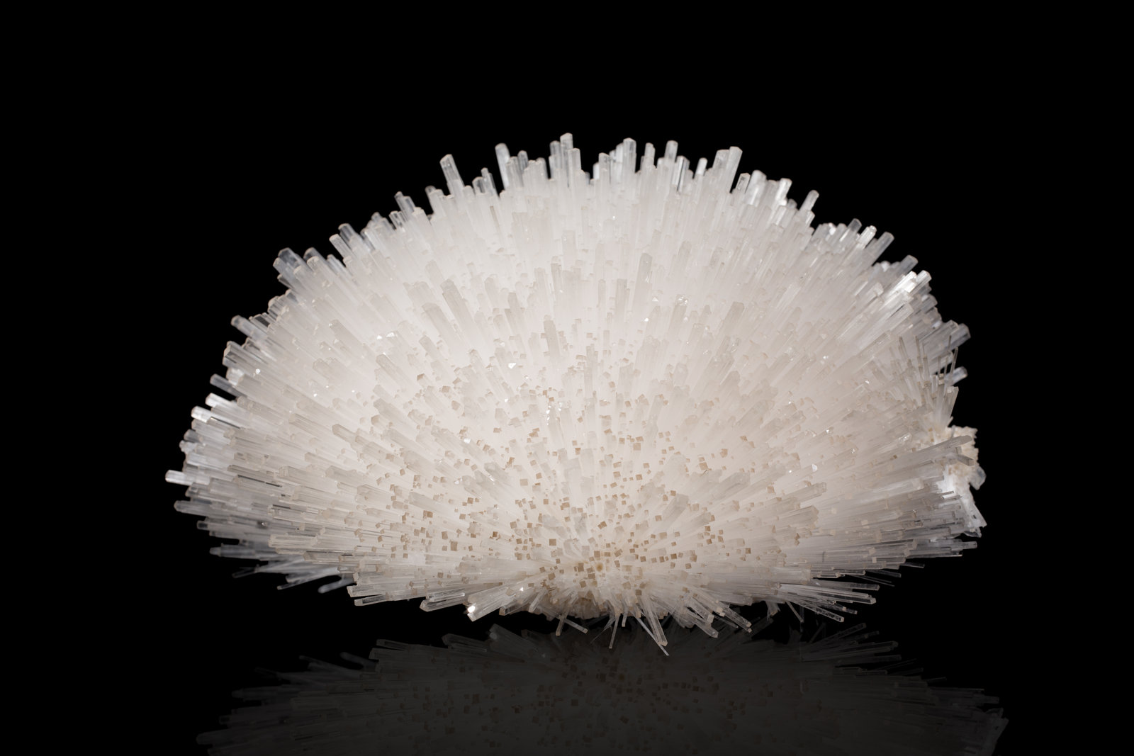 Mesolite
18,0 	x	18,0	x	16,0	cm
(Autor: MIM Museum)