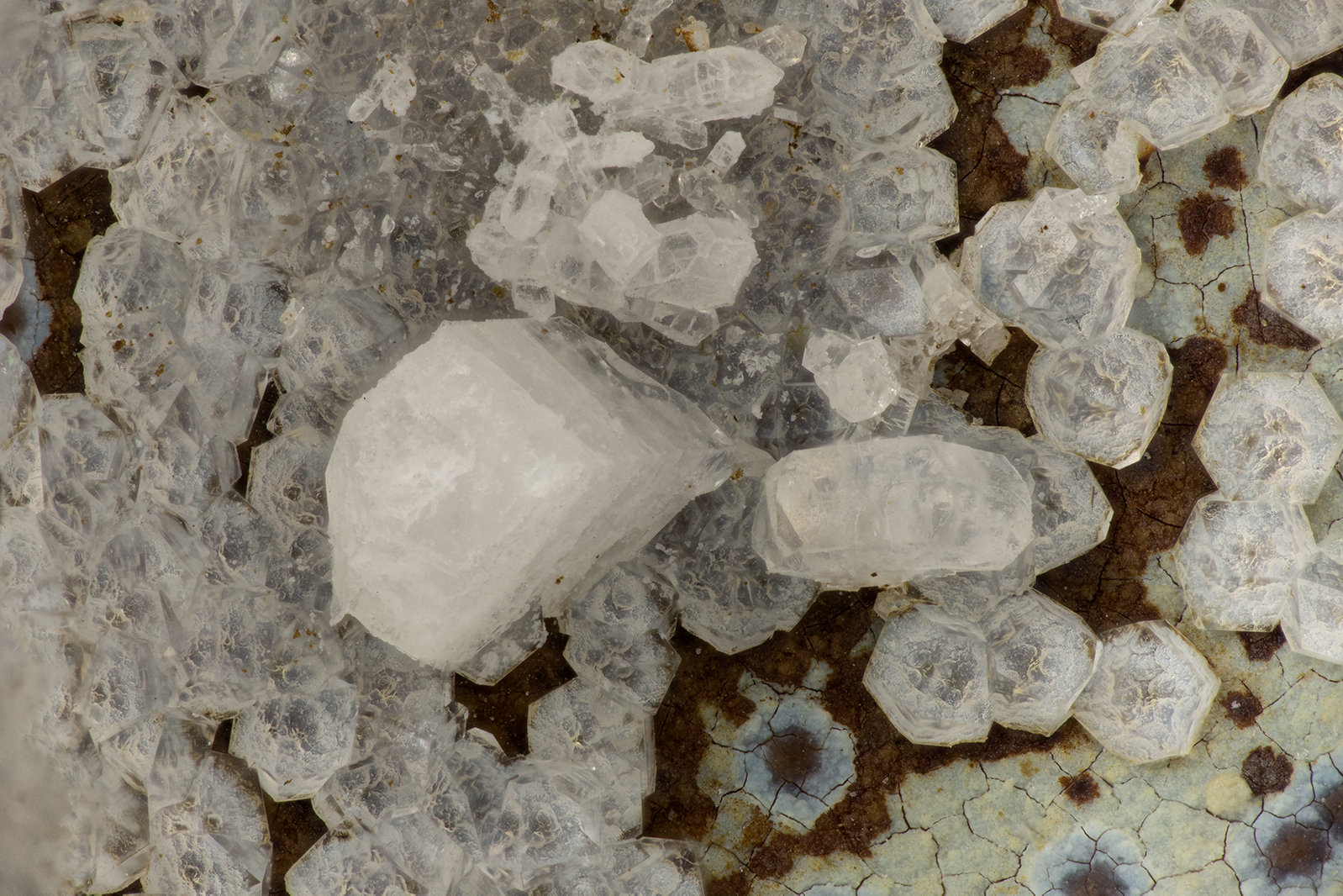 Phillipsite-Ca associated with Paulingite-Ca
FOV = 3.6 mm
(Autor: Doug)