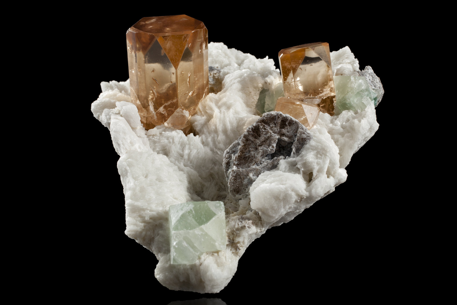 Topaz on Albite and with Fluorite and Mica
15,0 	x	15,0	x	10,0	cm
(Autor: MIM Museum)