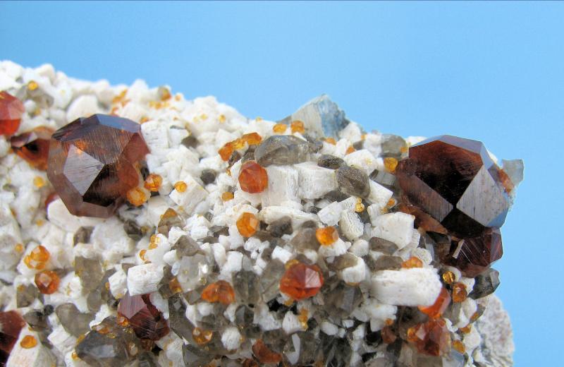 Spessartine, orthoclase, quartz, muscovite
(Autor: Carles Millan)