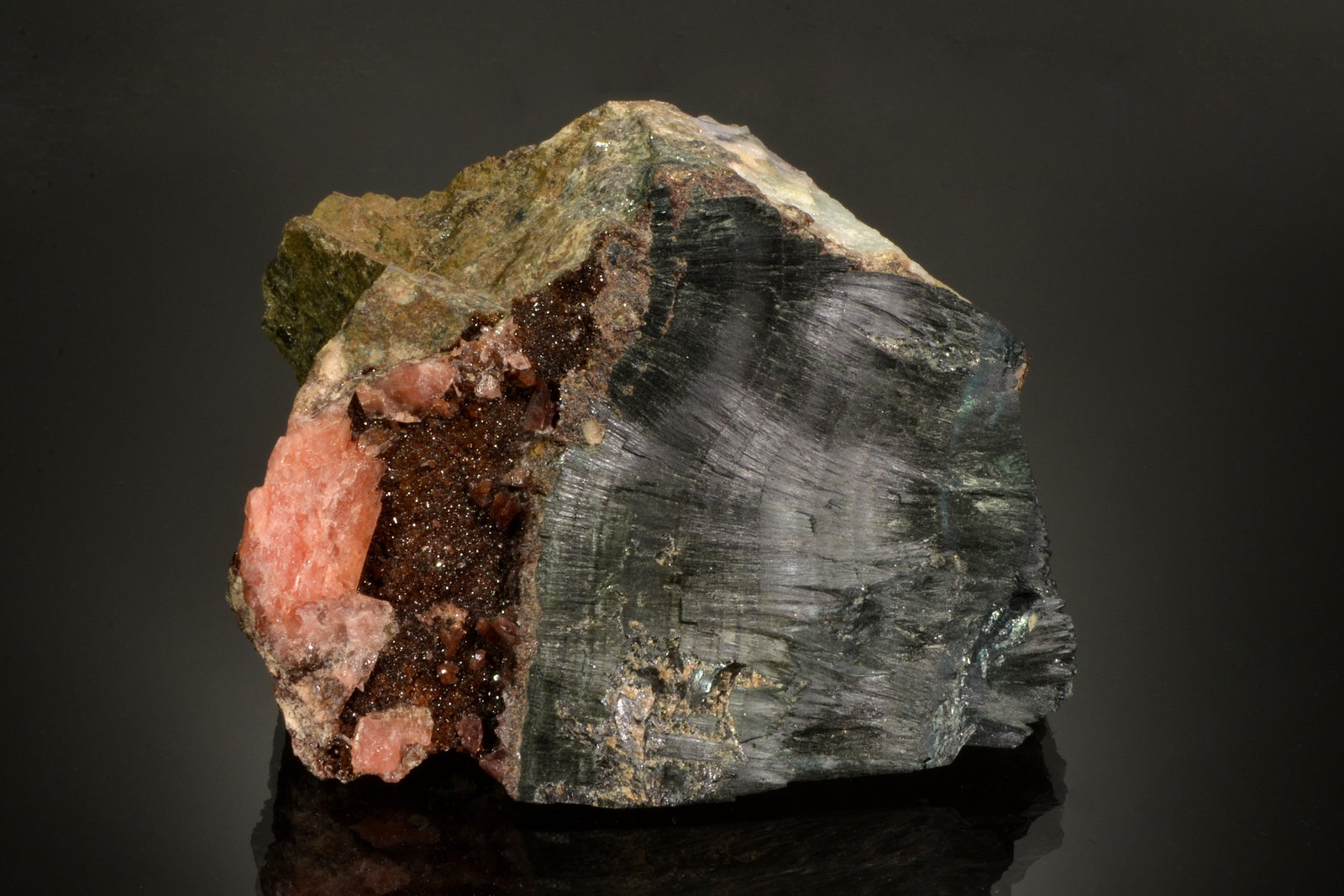 Rockbridgeite with Hurealite, Jahnsite and Leucophosphite on Triphylite
9.0 x 8.5 x 5.7 cm
(Autor: Michael Shaw)