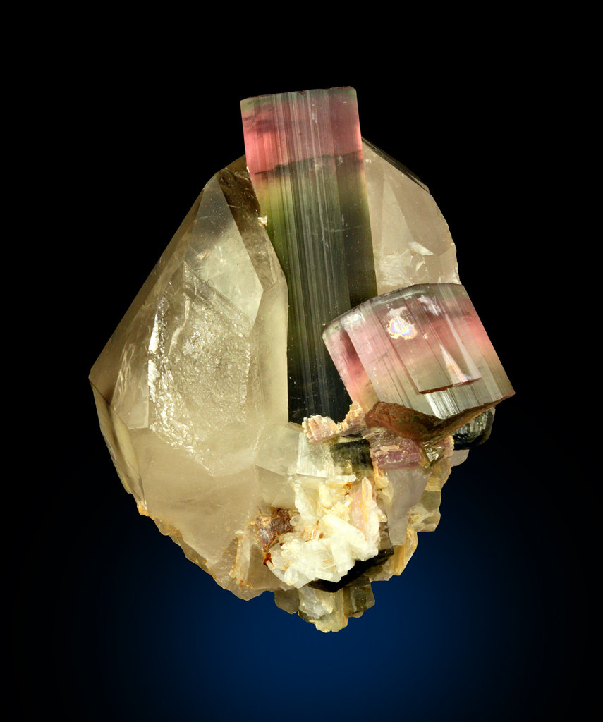 Tourmaline, Quartz
65 mm x 57 mm x 50 mm. Tourmaline: 45 tall, 13 wide. Mass: 135g
(Autor: Carles Millan)
