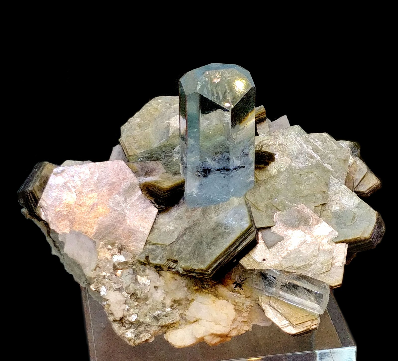 Beryl, Muscovite
100mm x 88mm x 76mm; main beryl crystal: 38mm tall (visible part) and 20mm wide
(Autor: Carles Millan)