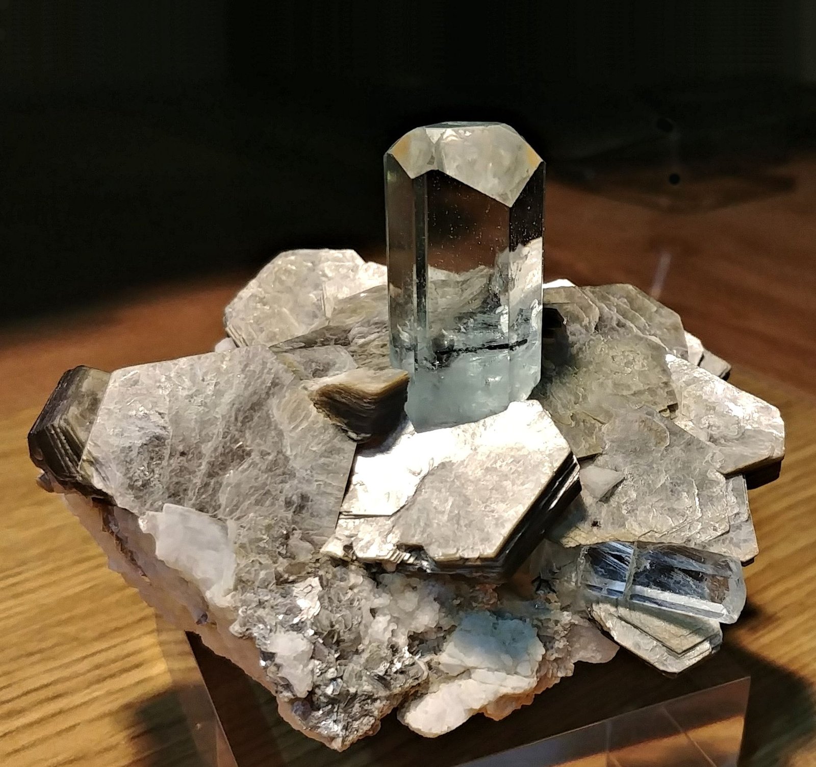 Beryl, Muscovite
100mm x 88mm x 76mm; main beryl crystal: 38mm tall (visible part) and 20mm wide
(Autor: Carles Millan)