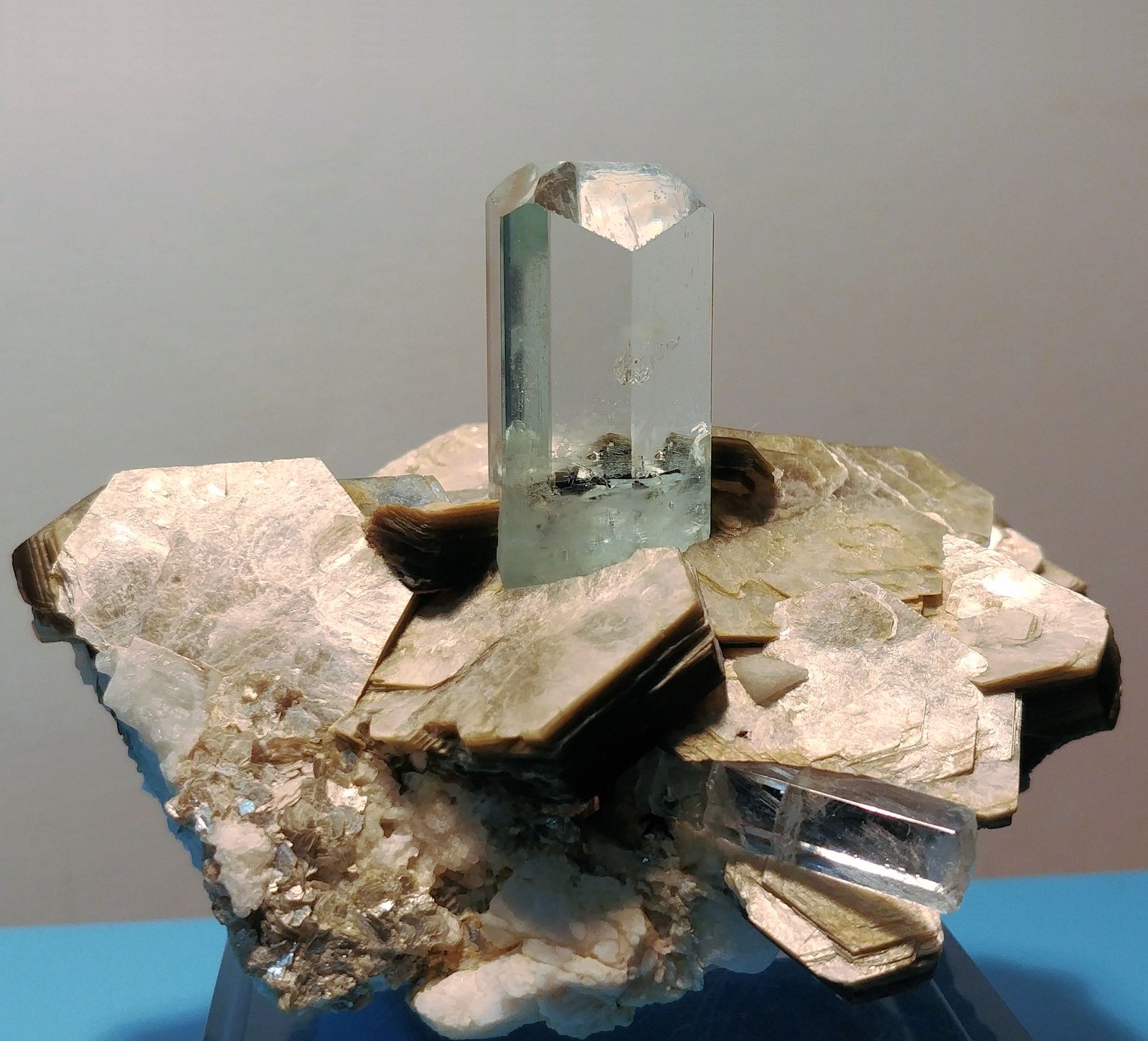 Beryl, Muscovite
100mm x 88mm x 76mm; main beryl crystal: 38mm tall (visible part) and 20mm wide
(Autor: Carles Millan)